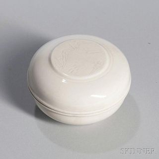 Cream-glazed Box and Cover 盖顶阴刻山水白釉盖盒，高2.125英寸，直径3.625英寸，或中国明代