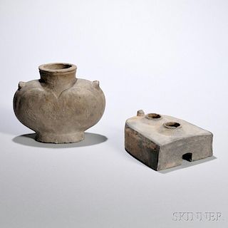 Two Earthenware Ritual Vessels 两只彩陶礼器（双耳浮雕马和鱼纹扁壶和灶具），高2.625英寸，宽6英寸，或中国汉代