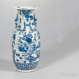 Blue and White Vase 狮子与螭龙双耳花篮博古花纹青花瓶,高17.875英寸,19世纪,中国