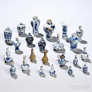 Twenty-four Miniature Cabinet Vases 各式青花柜装花瓶24只，高3.625英寸，18-20世纪，中国