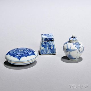 Three Small Blue and White Asian Porcelain Items 青花小件3只，高2.25-2.625英寸，18/19世纪,中国