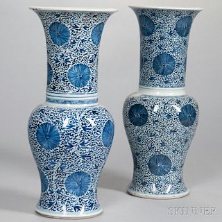 Near Pair of Blue and White Yenyen   Vases 两只相近的碎花卷叶纹青花瓶，高17.25英寸,18/19世纪,中国