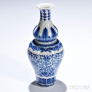 Blue and White Double Gourd Vase 青花蕉叶卷草纹撇口葫芦瓶,高10.125英寸,20世纪,中国