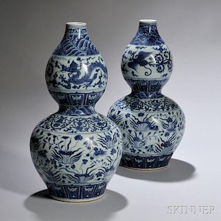 Pair of Blue and White Bottle Vases 龙凤卷草纹青花葫芦瓶一对，高18英寸，中国