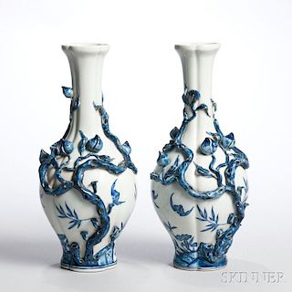 Pair of Blue and White Porcelain Vases 蝠芝竹桃撇口四棱青花玉壶春瓶一对，高12.25英寸，19世纪晚期，中国