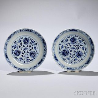 Pair of Blue and White Dishes 莲花卷草纹青花碟一对，高1.375英寸，直径6.25英寸，19/20世纪,中国
