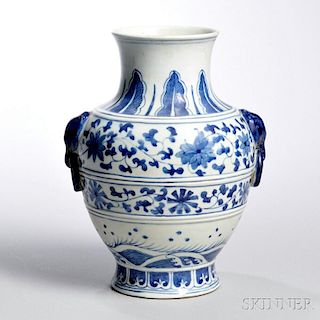 Blue and White Hu   Vase 象首双耳蕉叶缠枝花纹青花瓶，高9.875英寸，19/20世纪,中国