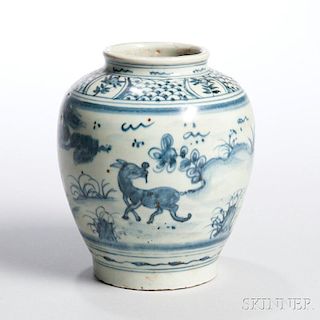 Small Blue and White Export Jar 外销瓷瑞鹿衔芝青花盘口罐,高6.375英寸,中国明代