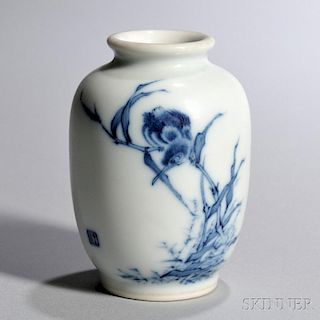 Small Blue and White Vase 雏鸟小草短颈高腰青花小瓶,高3.5英寸,直径2.5英寸,民国时期