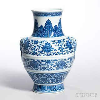Blue and White Ming-style Vase 象首双耳蕉叶缠枝花纹明式青花大罐,高10英寸,19/20世纪,中国