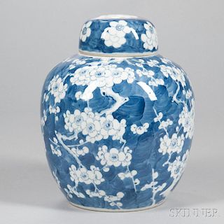 Blue and White Hawthorne Jar and Cover 梅花青花大盖罐，高10.25英寸，19世纪，中国