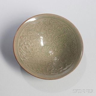 Celadon Bowl 阴刻缠枝花纹青瓷碗，高2.5英寸，直径7.375英寸，中国宋代