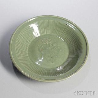 Longquan Celadon Bowl Plate 莲花辐条纹龙泉青瓷盘,高2.5英寸,直径12英寸,中国明代