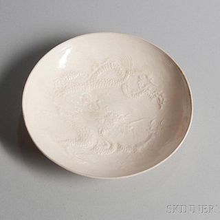 Ding Dish 阴浮雕龙纹瓷碟，直径7.875英寸，中国宋代