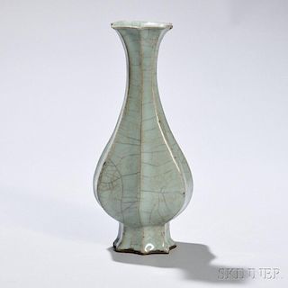 Ge-ware Bottle Vase 八角高足开片赏瓶，高9.5英寸，18/19世纪,中国