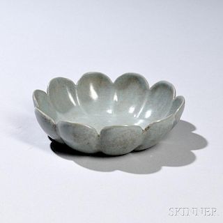 Guan Celadon Lobed Dish 官窑莲花开片碟,直径5.875英寸,中国宋代