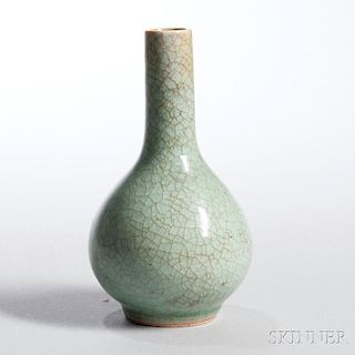 Guan-type Celadon Vase 官窑窑变赏瓶，高6英寸，中国明代