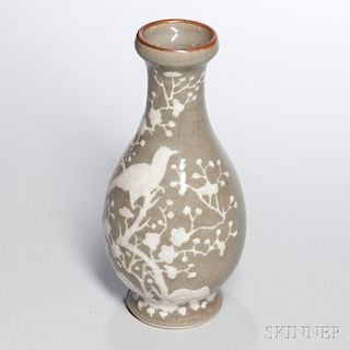 Celadon White Slip-decorated Vase 青瓷喜上眉梢白花观音瓶，高9.5英寸,18/19世纪,中国