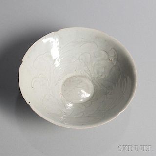 Qingbai White-glazed Ding Bowl 青瓷暗花碗，高2.5英寸，直径7.875英寸，或中国北宋