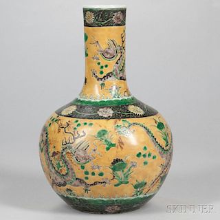 Polychrome Enameled Vase 斗彩游龙直颈赏瓶，高14.25英寸，中国