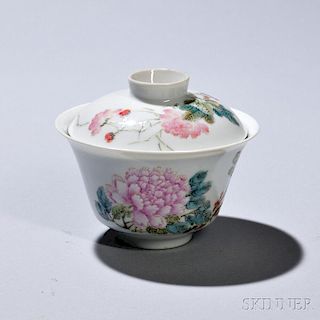 Covered Tea Bowl 粉彩牡丹带盖茶碗，高3.5英寸，19/20世纪,中国