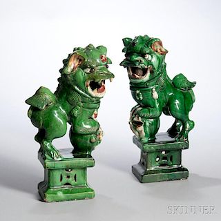 Pair of Ceramic Lions 绿釉狮子捧球一对，高13英寸，20世纪，中国