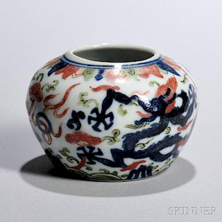 Doucai Porcelain Jarlet 游龙逐日斗彩瓷罐，高1.875英寸，直径2.625英寸，中国明代