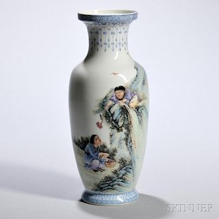 Famille Rose Vase 粉彩双人采药柳叶瓶，高10.75英寸，民国时期