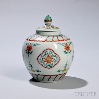 Doucai Covered Jar 菱花纹斗彩盖罐，高6英寸，中国