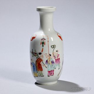 Famille Rose Vase 翔蝠童戏纹粉彩柳叶瓶,高7.625英寸,20世纪,中国
