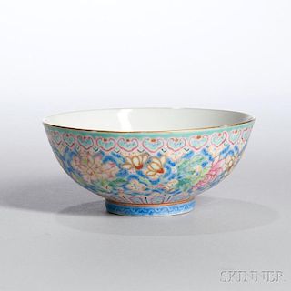 Famille Rose Bowl 缠枝花纹粉彩碗,高2英寸,直径4.875英寸,20世纪,中国