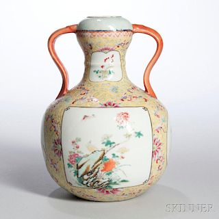 Famille Jaune Handled Vase 双耳花鸟粉彩蒜头观音瓶，高8.5英寸,19 世纪晚期,中国