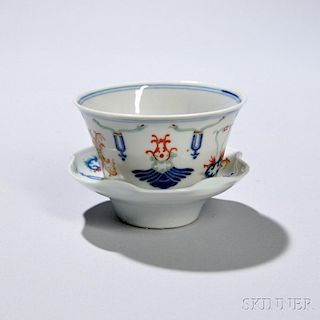 Doucai Cup and Stand 斗彩缠枝纹茶杯和莲叶形杯托，高2.5英寸，乾隆款