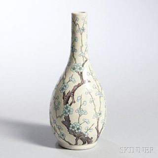 Famille Jaune Vase 梅花纹粉彩柳叶瓶，高9英寸，19世纪，中国