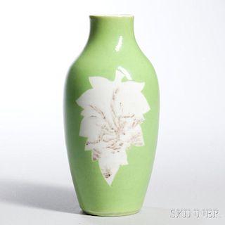 Light Green-glazed Vase 绿釉白叶象腿瓶,高8.25英寸,18/19世纪,中国