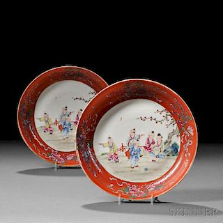 Pair of Famille Rose Dishes 童戏粉彩碟一对，直径9.125英寸，19/20世纪,中国