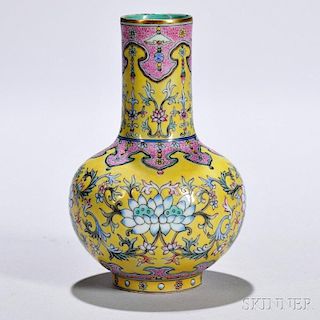 Famille Rose Bottle Vase 粉彩缠枝莲纹天球瓶,高5.5英寸,中国