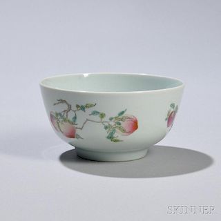 Famille Rose White Porcelain Bowl 寿桃粉彩碗,高2.25英寸,直径4.375英寸,19/20世纪,中国