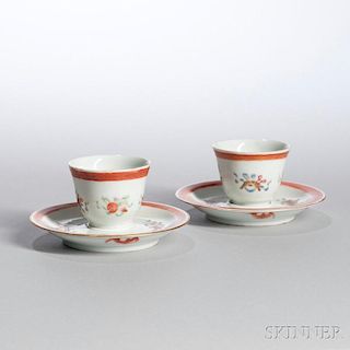 Near Pair of Famille Rose Cups and Saucers 团花纹茶杯和蝙蝠纹茶托一对，茶杯高1.75英寸直径2.125英寸，茶托直径4.25英寸，1