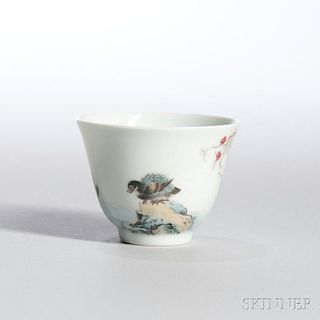 Famille Rose Cup 花鸟山水纹粉彩钟形杯,高1.75英寸,直径2.375英寸,20世纪,中国