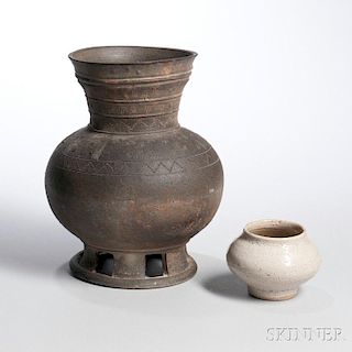 Two Ceramic Vessels 两只陶瓷香炉,分别高11英寸和3.25英寸,朝鲜