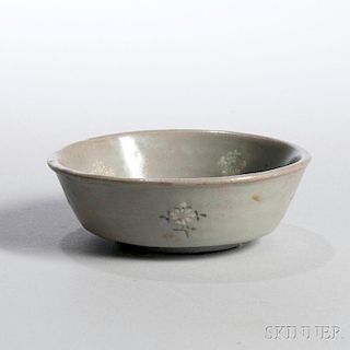Celadon-glazed Sanggam   Dish 青瓷碟，高1.5英寸，直径4.875英寸，朝鲜