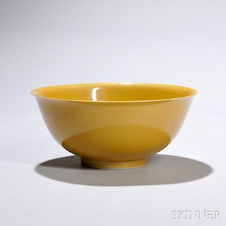 Yellow-glazed Bowl 黄釉瓷碗，高3.25英寸，直径7.25英寸，乾隆款,中国