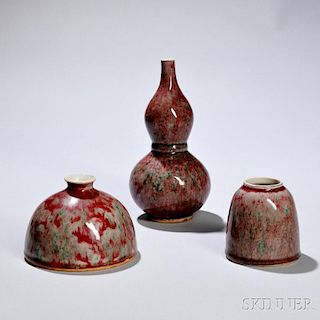 Three Peachbloom-glazed Porcelain Items 3件桃红色瓷器，高3.5-8.125英寸，直径5.125英寸,19/20世纪，中国