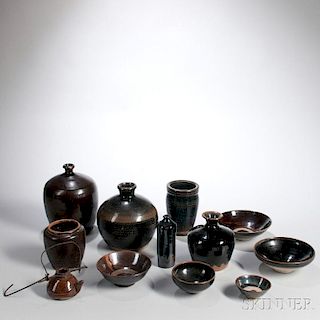 Twelve Black-glazed Stoneware Items 12件黑釉陶器,直径4-7.875英寸,19/20世纪,中国