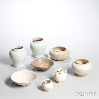 Group of Mostly White-glazed Ceramic Vessels 一组陶瓷容器，高2.375-5.875英寸，10-14世纪，中国