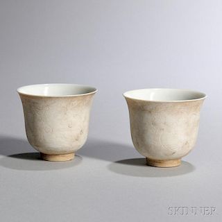 Pair of Bisque Porcelain Wine Cups 一对白瓷酒杯，高2.125英寸，直径2.5英寸，19/20世纪,中国
