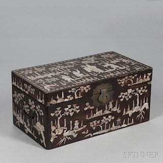 Portable Lacquered Box Inlaid with Mother-of-pearl 螺钿镶嵌便携式箱子，高6.625英寸，宽14.25英寸,深8英寸,19/20世纪,中国