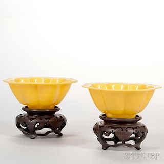 Pair of Yellow Peking Glass Bowls 北京莲花形黄色玻璃碗一对，高2.125英寸，直径5.5英寸，20世纪，中国