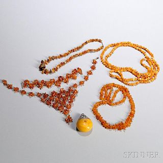 Six Assorted Amber Accessories 6件琥珀饰品，长26.875英寸，中国